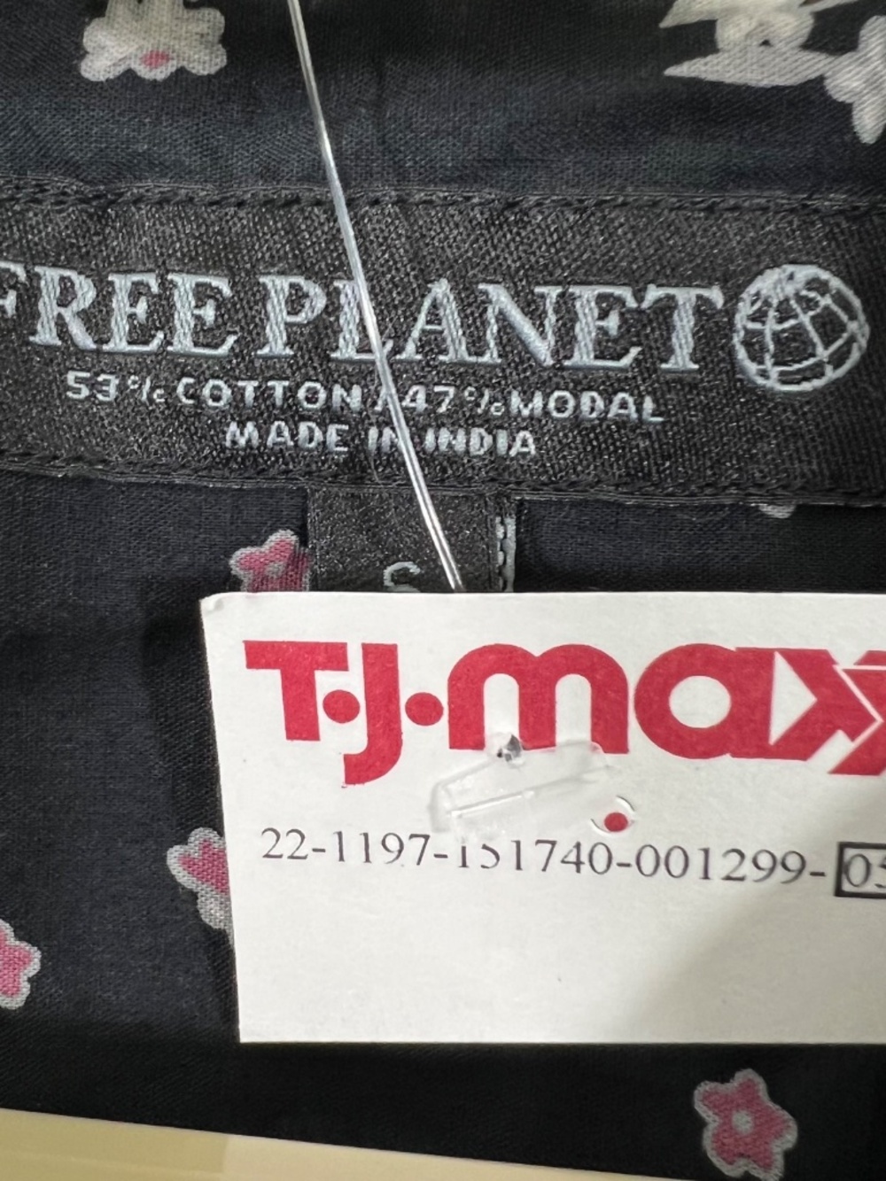FREE PLANET • NWT Black Floral Short Sleeve Button Down Shirt Size Small - Picture 5 of 6
